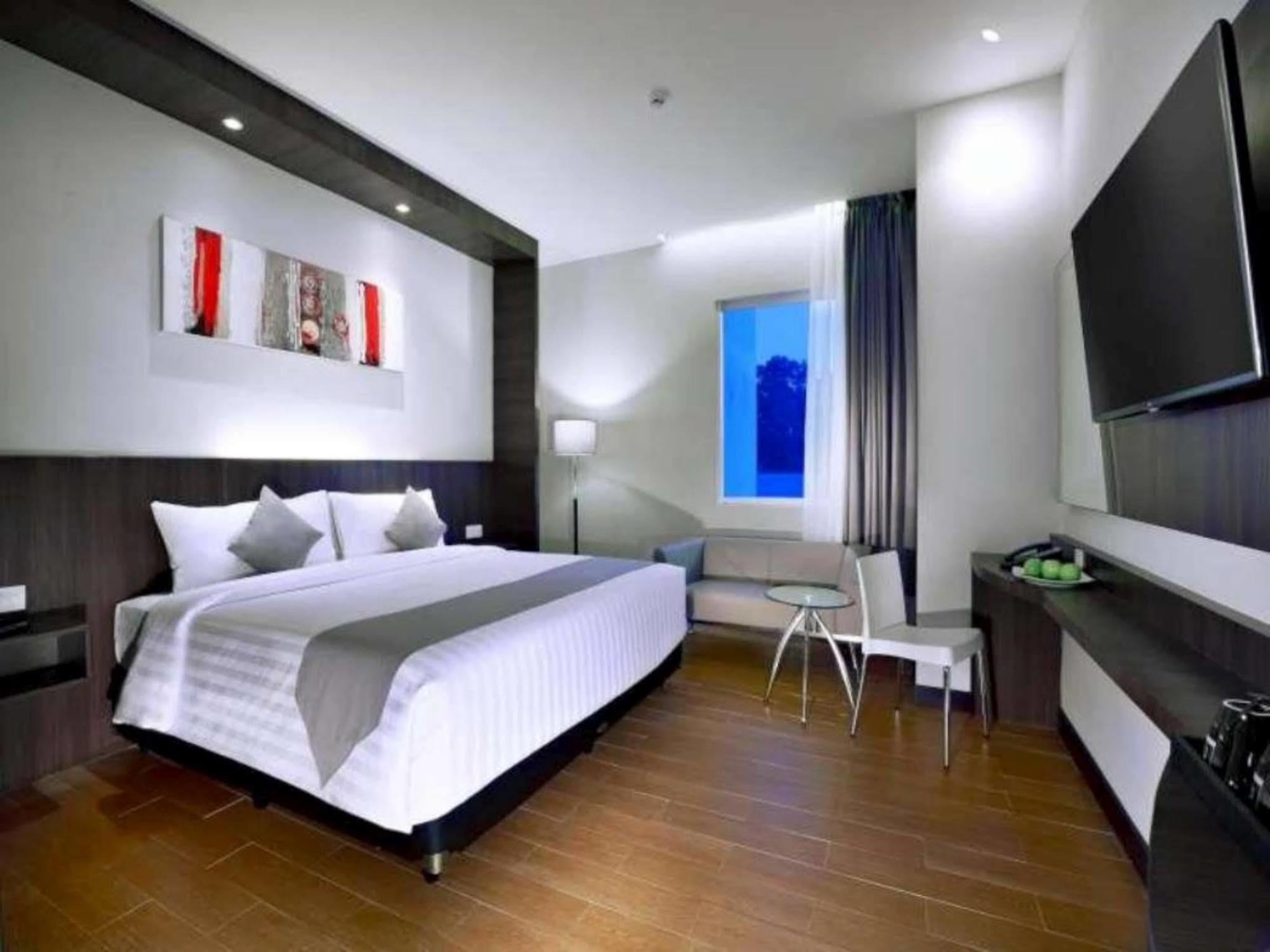 Neo Dipatiukur Bandung By Aston Hotel Exterior photo